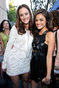 http://img220.imagevenue.com/loc1053/th_60622_Leighton_Meester_at_the_2010_Teen_Choice_Awards21_122_1053lo.jpg