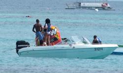 th_238111011_RihannaenjoysafunridewithfriendsonaboatinBarbados_167_122_1068lo.jpg