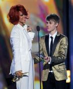 th_623190048_Rihanna2011BillboardMusicAwardsReceivingAwards_01_122_1158lo.jpg