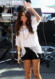 th_68170_celebrity_paradise.com_TheElder_SelenaGomez29_122_1186lo.jpg