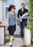 th_78823_Preppie_-_Sandra_Bullock_buying_clothes_for_her_daughter_in_Huntington_Beach_-_Feb._18_2010_870_122_1193lo.JPG
