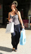 http://img220.imagevenue.com/loc1195/th_682279145_JLH_shopping_at_various_clothing_boutiques8_122_1195lo.jpg
