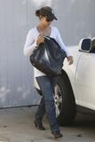 th_32198_Halle_Berry_2009-03-10_-_visits_a_friend_in_the_Hollywood_5294_122_145lo.jpg