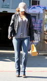 th_13971_Celebutopia-Halle_Berry_leaving_the_shopping_market_in_Beverly_Hills-15_122_439lo.JPG