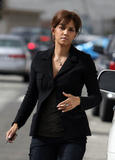th_08762_Halle_Berry_takes_her_daughter_Nahla_Aubry_to_the_baby_store_Bel_Bambini_in_LA_02_122_500lo.jpg