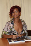 th_54275_RihannasignscopiesofRihannaRihannainNYC27.10.2010_40_122_686lo.jpg