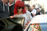 th_90503_RihannaleavesPlazaAtheneeHotelParis8.10.2010_62_122_697lo.jpg