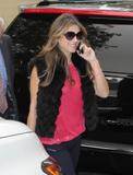 th_44024_celebrity_paradise.com_TheElder_ElizabethHurley2011_09_27_arrivingatTheWendyWilliamsShowinNewYork1_122_707lo.JPG