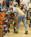 th_09524_Preppie_Hilary_Duff_grocery_shopping_10_122_709lo.jpg
