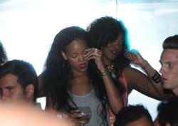 th_968839641_RihannapartyingatVIPRoominSaintTropez21.7.2012_05_122_712lo.jpg