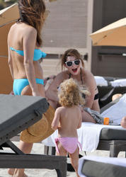 http://img220.imagevenue.com/loc747/th_311842932_Mischa_Barton_Bikini_Candids_on_the_Beach_in_Miami_December_27_2011_115_122_747lo.jpg