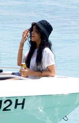 th_380991342_RihannaenjoysafunridewithfriendsonaboatinBarbados_158_122_814lo.jpg