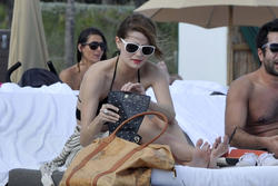http://img220.imagevenue.com/loc847/th_531265576_Mischa_Barton_Bikini_Candids_on_the_Beach_in_Miami_December_27_2011_225_122_847lo.jpg