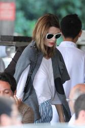 http://img220.imagevenue.com/loc890/th_312929790_Mischa_Barton_Bikini_Candids_on_the_Beach_in_Miami_December_27_2011_284_122_890lo.jpg