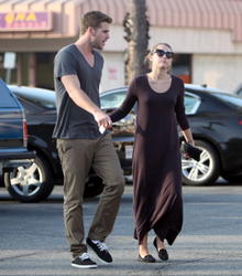 th_036222825_Miley_Cyrus_and_Liam_Hemsworth_grab_some_lunch_at_Iwata_Sushi_in_Sherman_Oaks_5_122_981lo.JPG