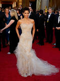 http://img220.imagevenue.com/loc1021/th_63394_celebrity_paradise.com_TheElder_HalleBerry75_122_1021lo.jpg