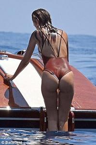 Emily-Ratajkowski-Wearing-Swimsuits-on-a-Boat-in-Positano%2C-Italy-6_23_17-j6d45js7je.jpg