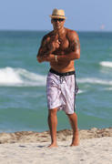 http://img220.imagevenue.com/loc1144/th_214222236_Shemar_Moore_on_the_beach_in_Miami7_122_1144lo.jpg