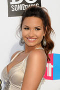 http://img220.imagevenue.com/loc1184/th_382983660_DemiLovatoatthe2011DoSomethingAwards8_122_1184lo.jpg