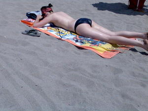 Sexy girls on the beacha3e73qhy4z.jpg