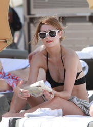 http://img220.imagevenue.com/loc878/th_311303568_7H7OASZQEX_Mischa_Barton_Wearing_a_Bikini_in_Miami011_122_878lo.jpg