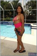 Rikki-N-Poolside-Pink-01mnimuptm.jpg